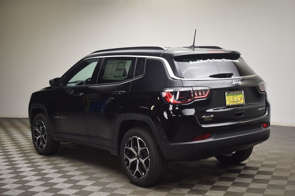 New 2026 Diamond Black Crystal Pearl-Coat Exterior Paint Jeep Limited image 12