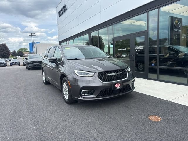 2023 Chrysler Pacifica Touring L's photo