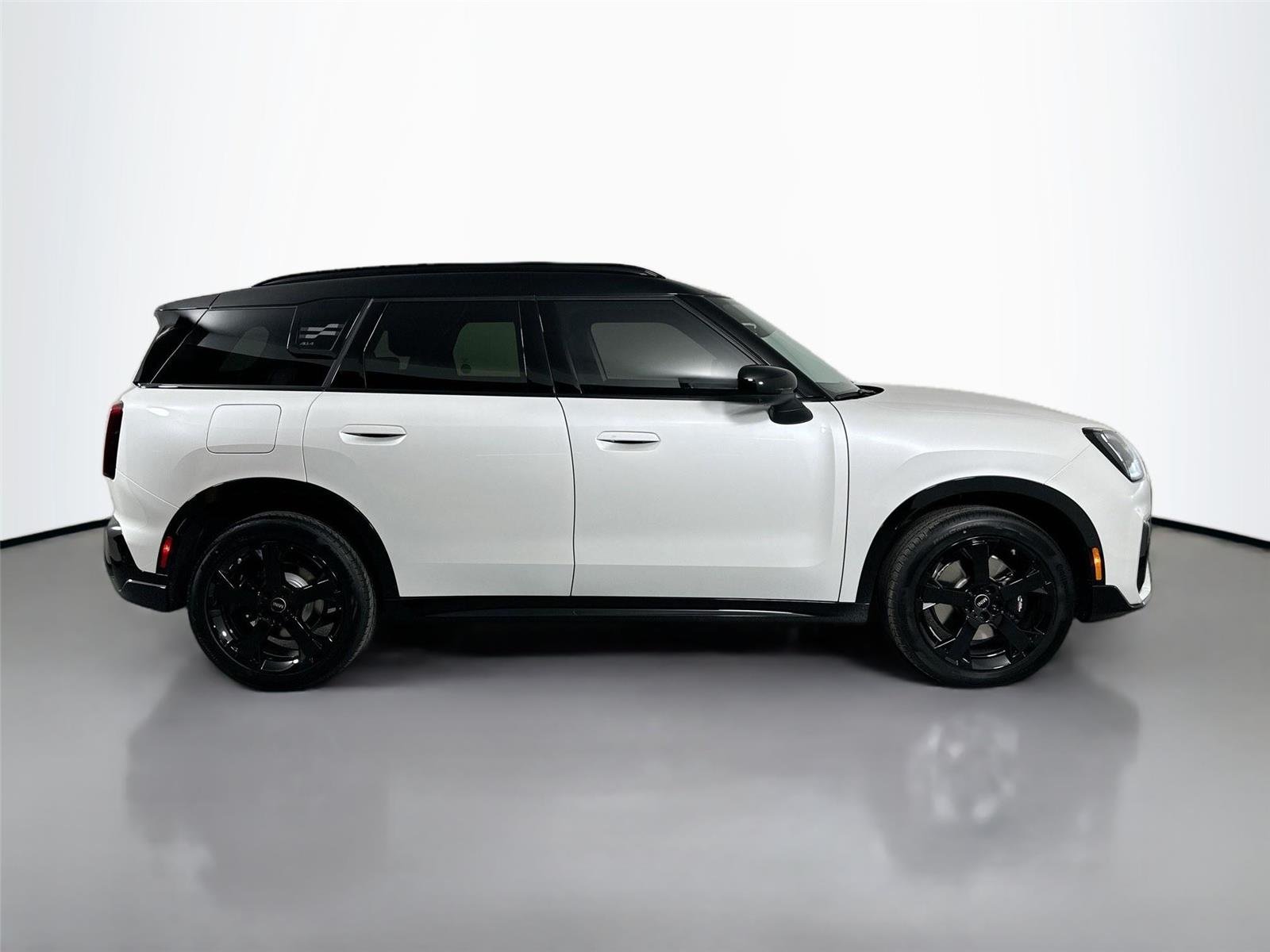 New 2026 Nanuq White Metallic MINI Iconic image 4