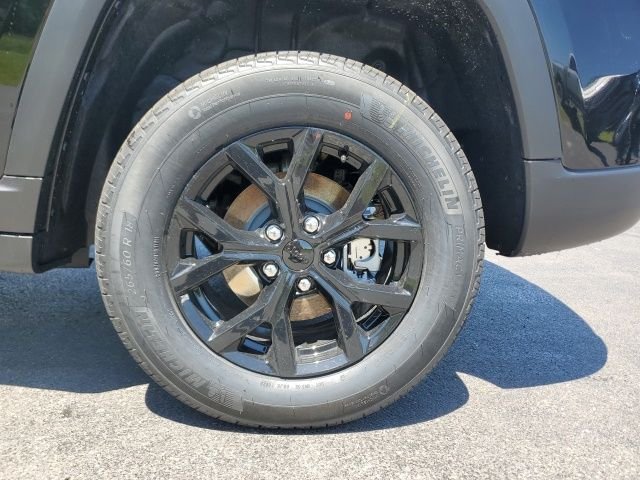 New 2026 Diamond Black Crystal Pearl-Coat Exterior Paint Jeep Laredo Altitude image 9
