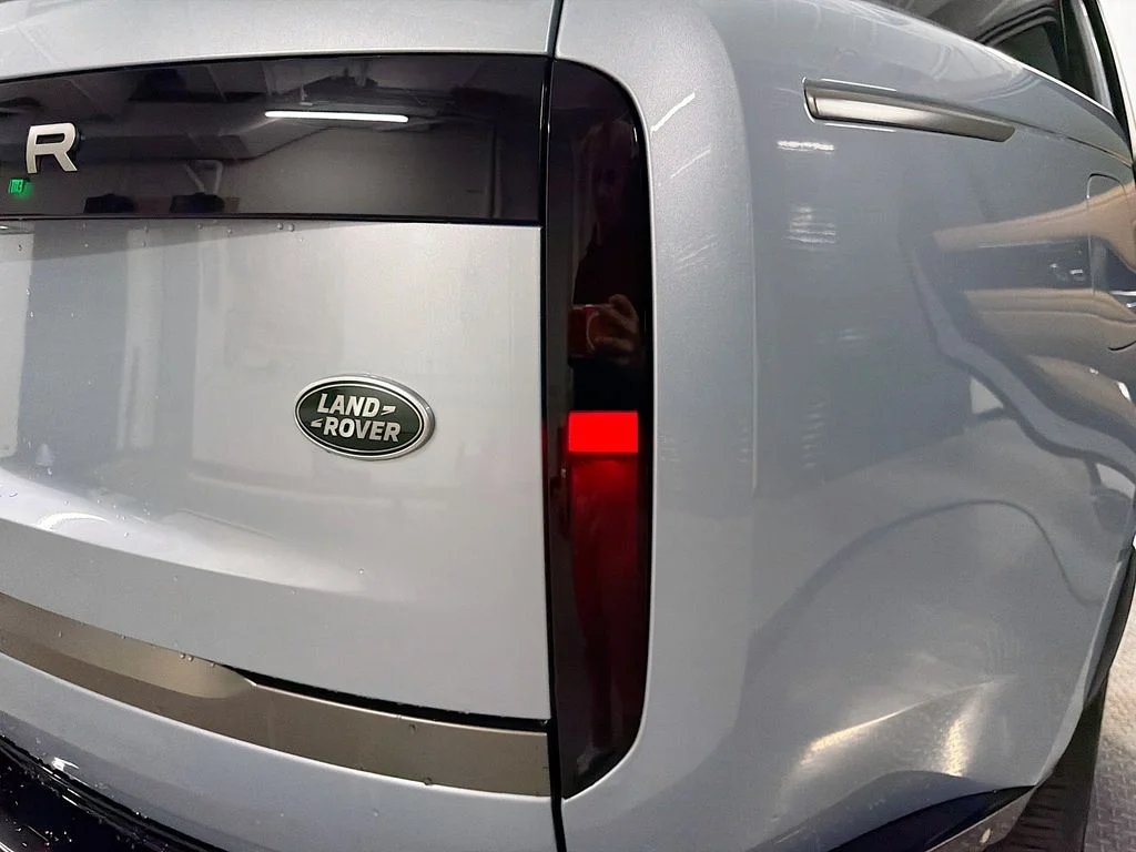 Certified Used 2023 Ionian Silver SV Bespoke Ultra Metallic Satin Land Rover Autobiography image 36