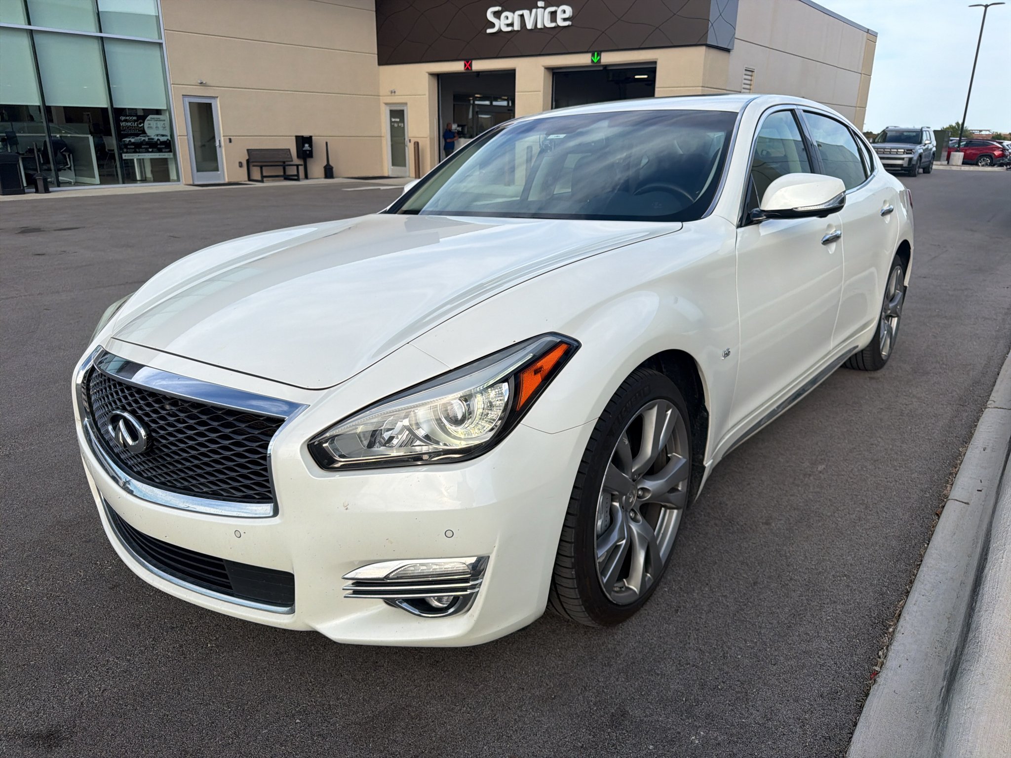 Used 2016 Majestic White INFINITI 5.6 image 1
