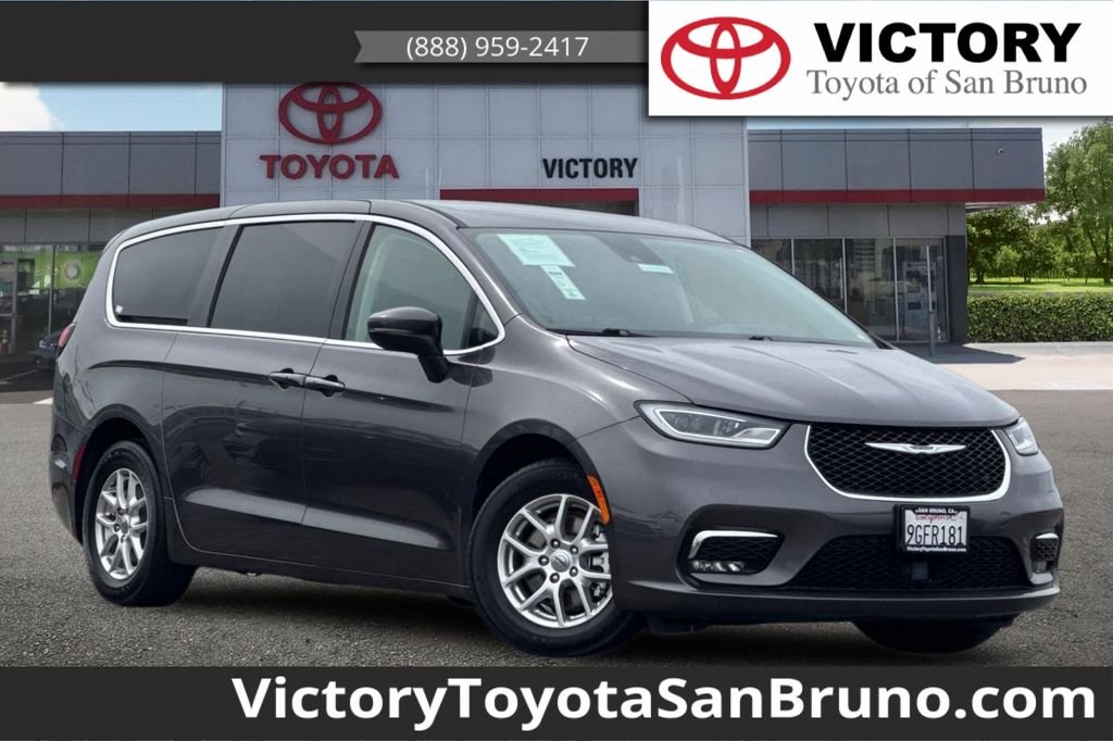 2023 Chrysler Pacifica Touring L's photo
