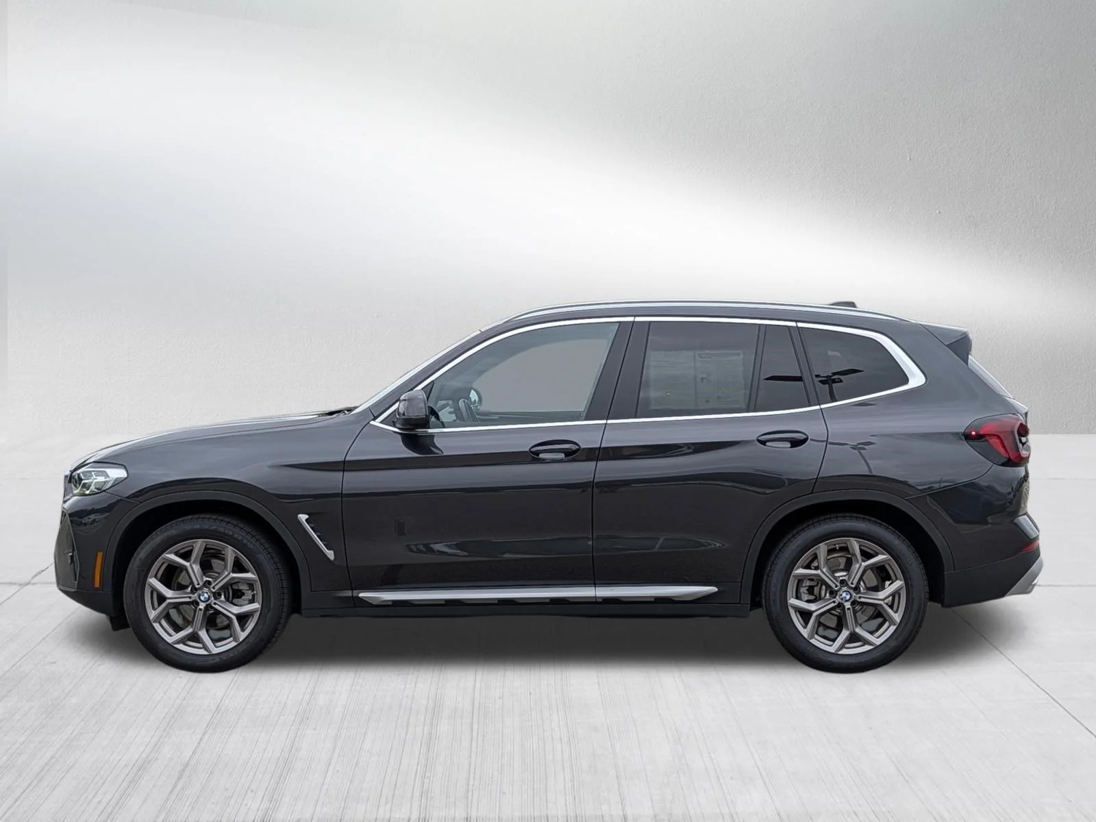 Used 2022 Dark Graphite Metallic BMW xDrive30i image 4