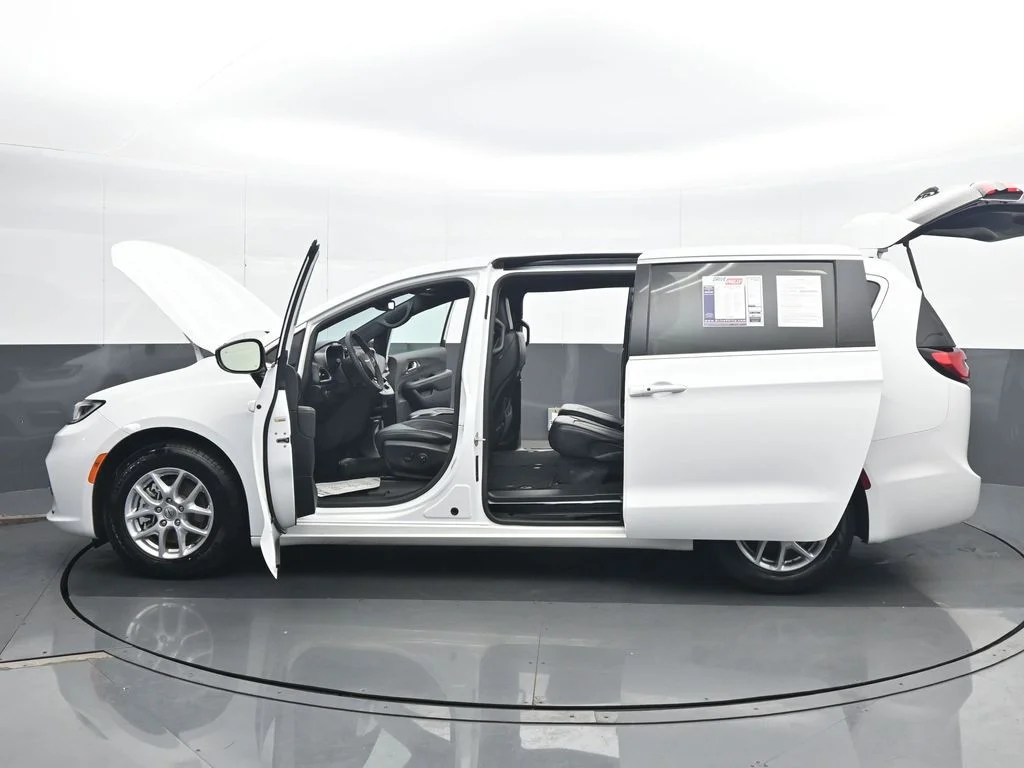 Used 2025 White Chrysler Select image 37