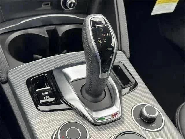 New 2025 Vulcano Black Metallic Exterior Paint Alfa Romeo  image 17