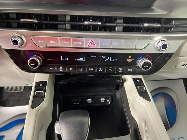 Used 2023 White Kia S image 21
