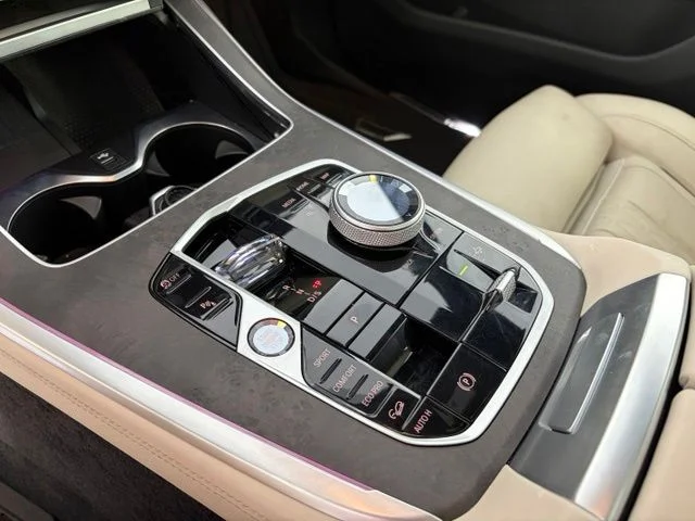 Used 2025 Black BMW M60i image 24