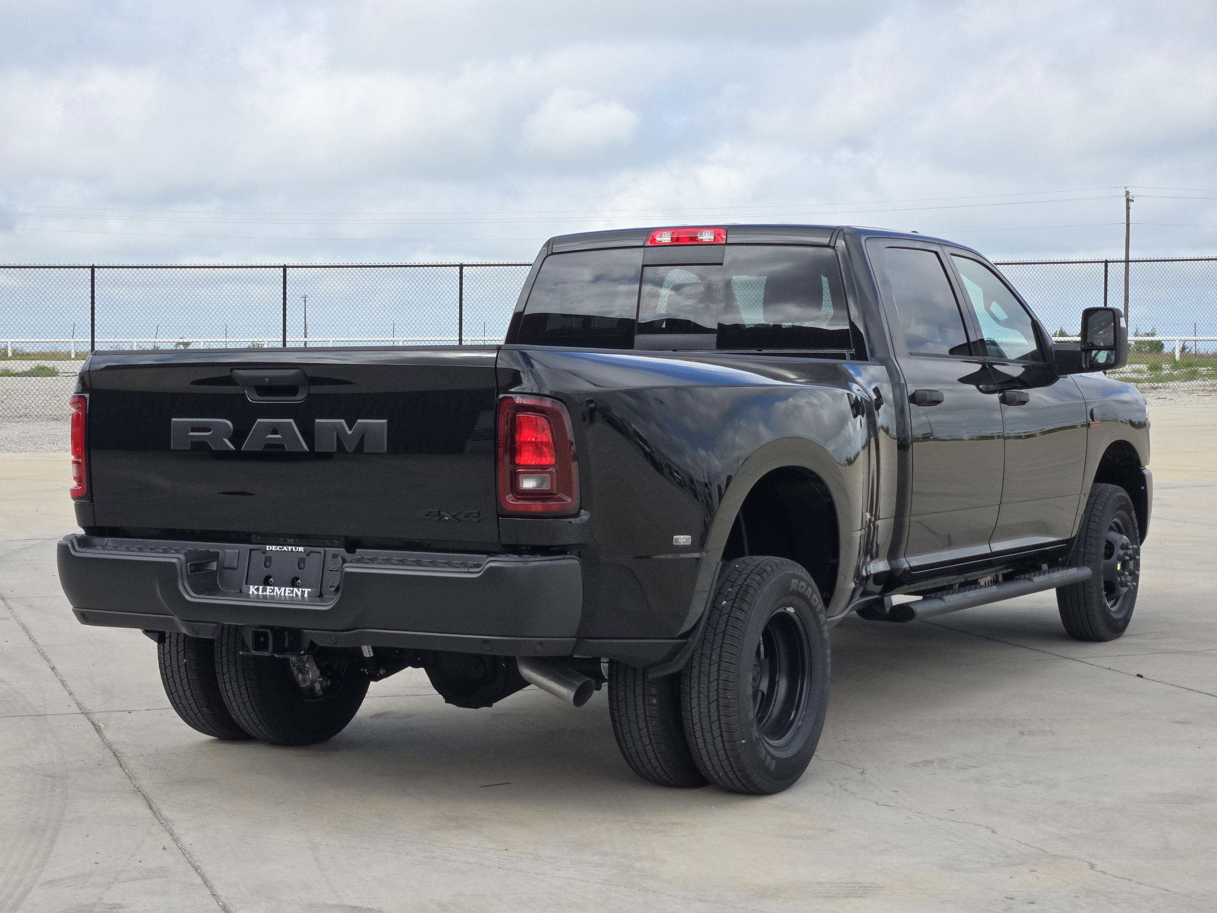 New 2026 Diamond Black Crystal Pearl-Coat Exterior Paint RAM Tradesman image 5