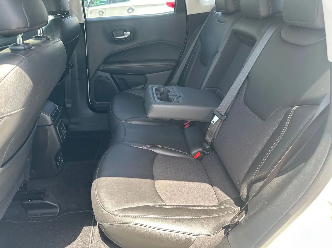 Used 2019  Jeep Latitude FWD image 25