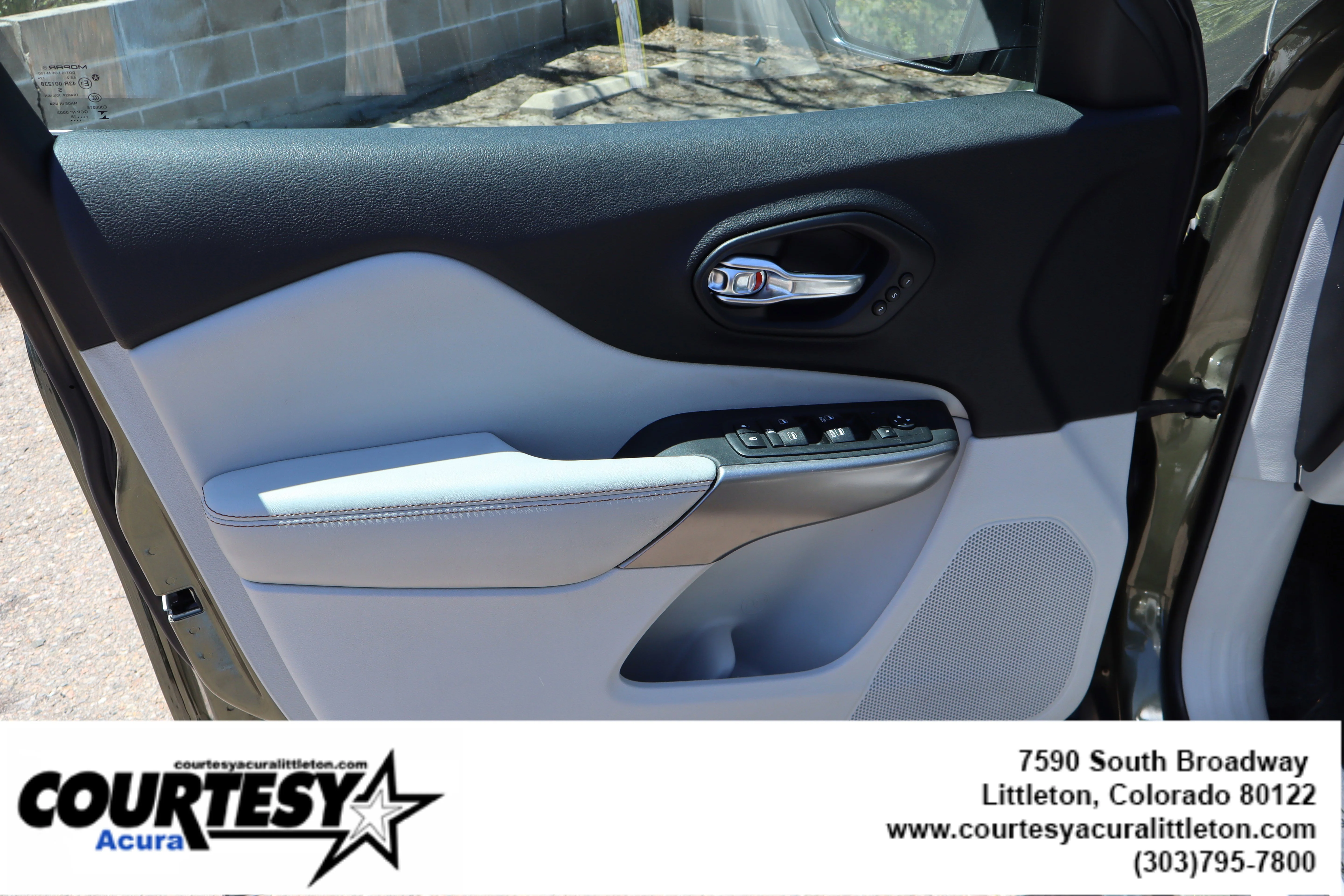 Used 2019 Olive Green Pearlcoat Jeep Limited image 24