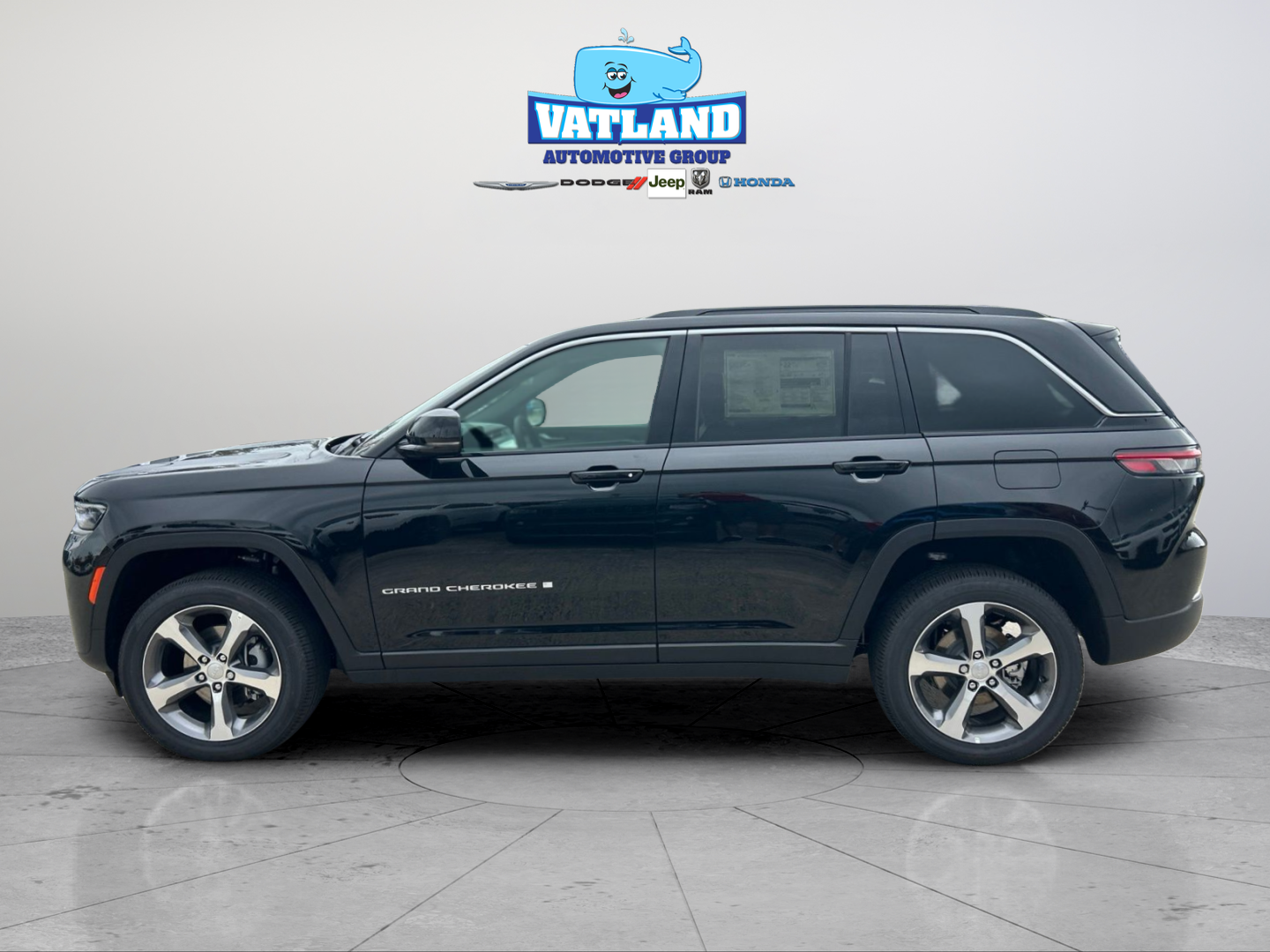 New 2026 Diamond Black Crystal Pearlcoat Jeep Limited image 2