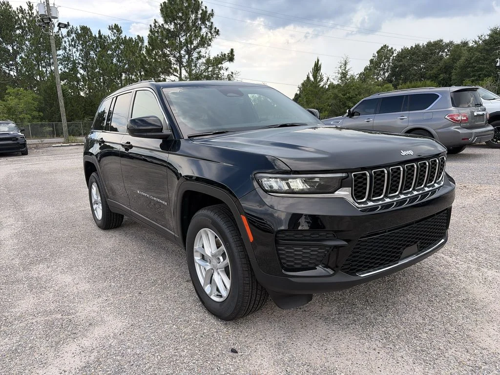 New 2026 Diamond Black Crystal Pearlcoat Jeep Laredo X image 8