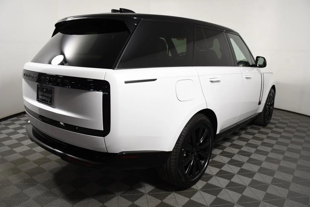 New 2026 Ostuni Pearl Wh Land Rover SE image 6