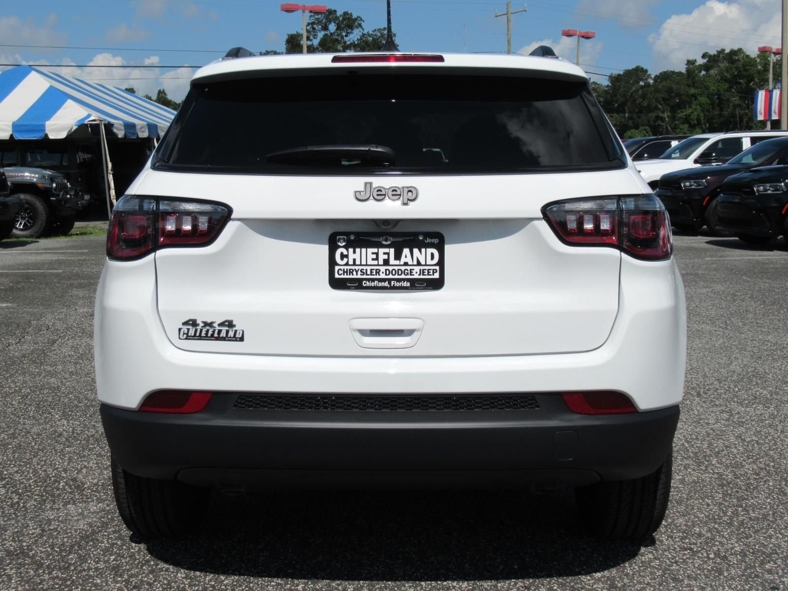 New 2026 Bright White Clear-Coat Exterior Paint Jeep Latitude image 6