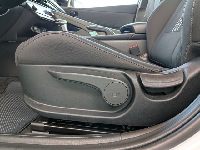 Used 2025 White Hyundai SEL Sport image 16