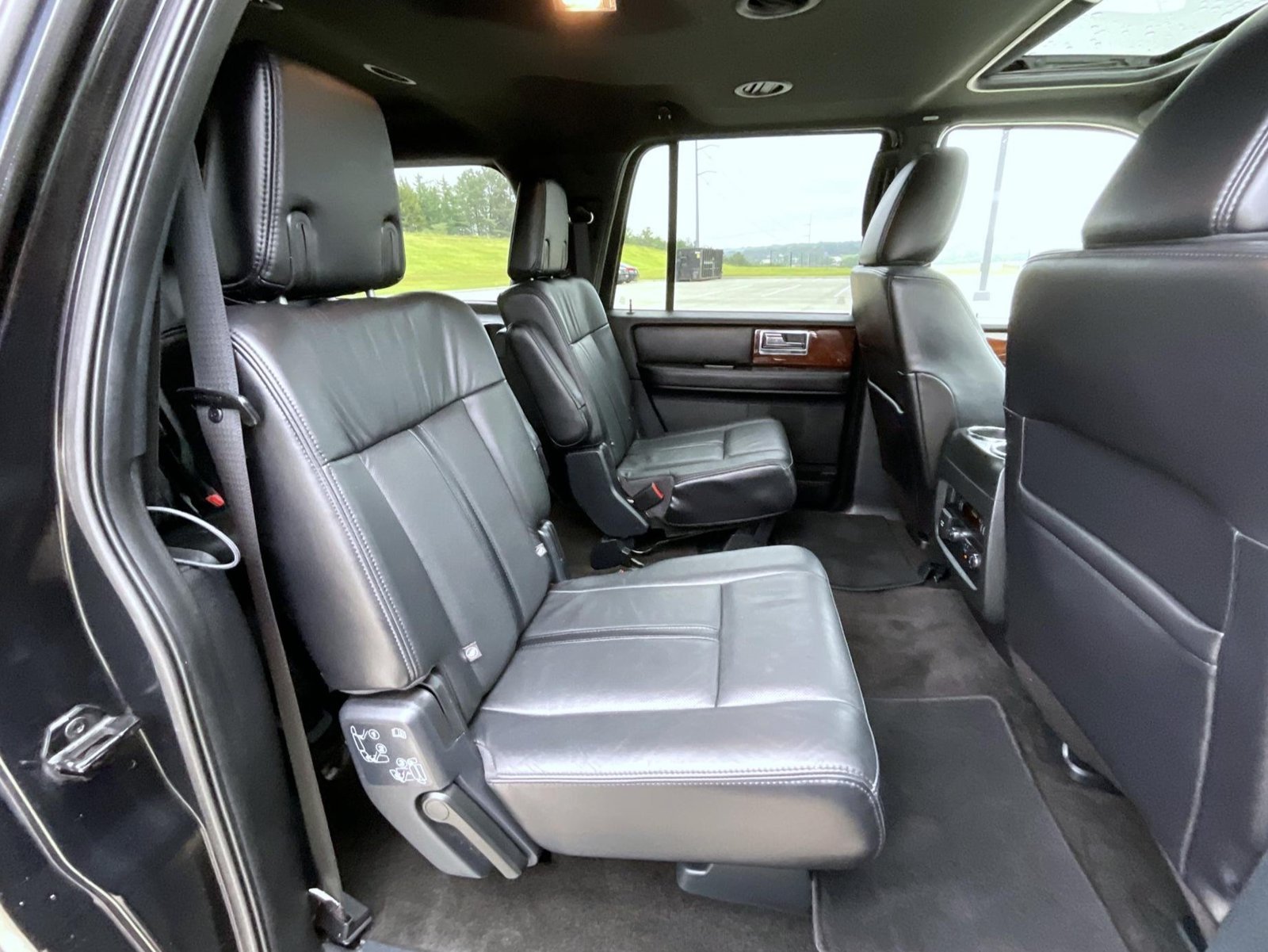 Used 2015 Black Lincoln Base image 19