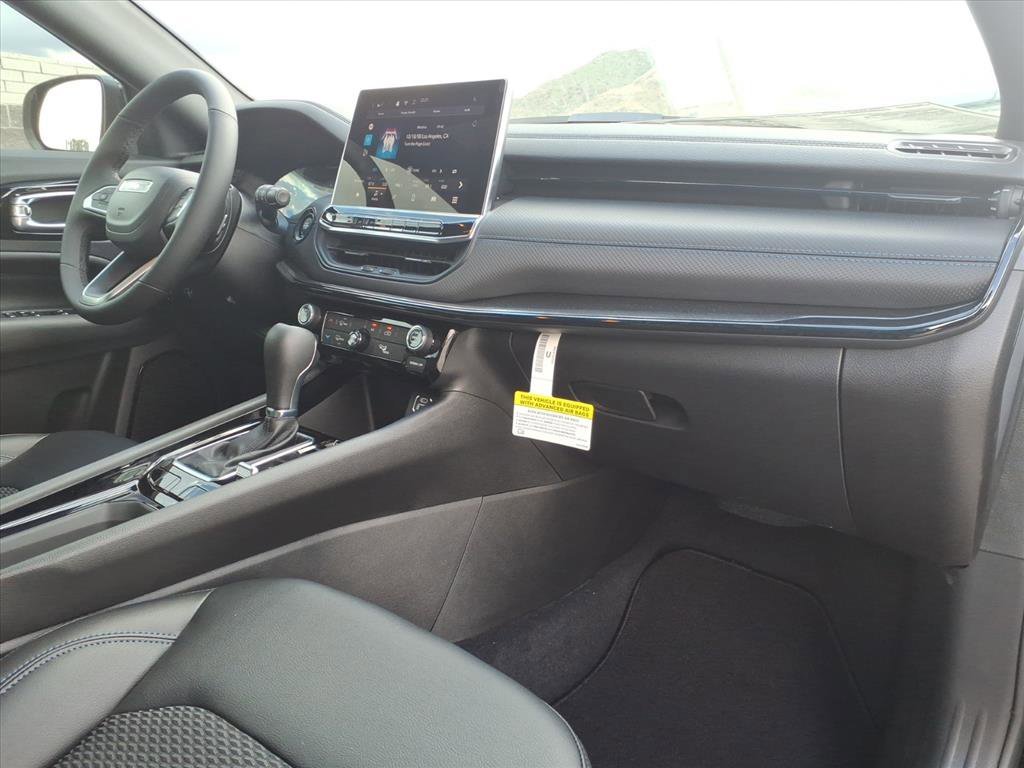 New 2026 Diamond Black Crystal Pearl-Coat Exterior Paint Jeep Latitude Altitude image 6