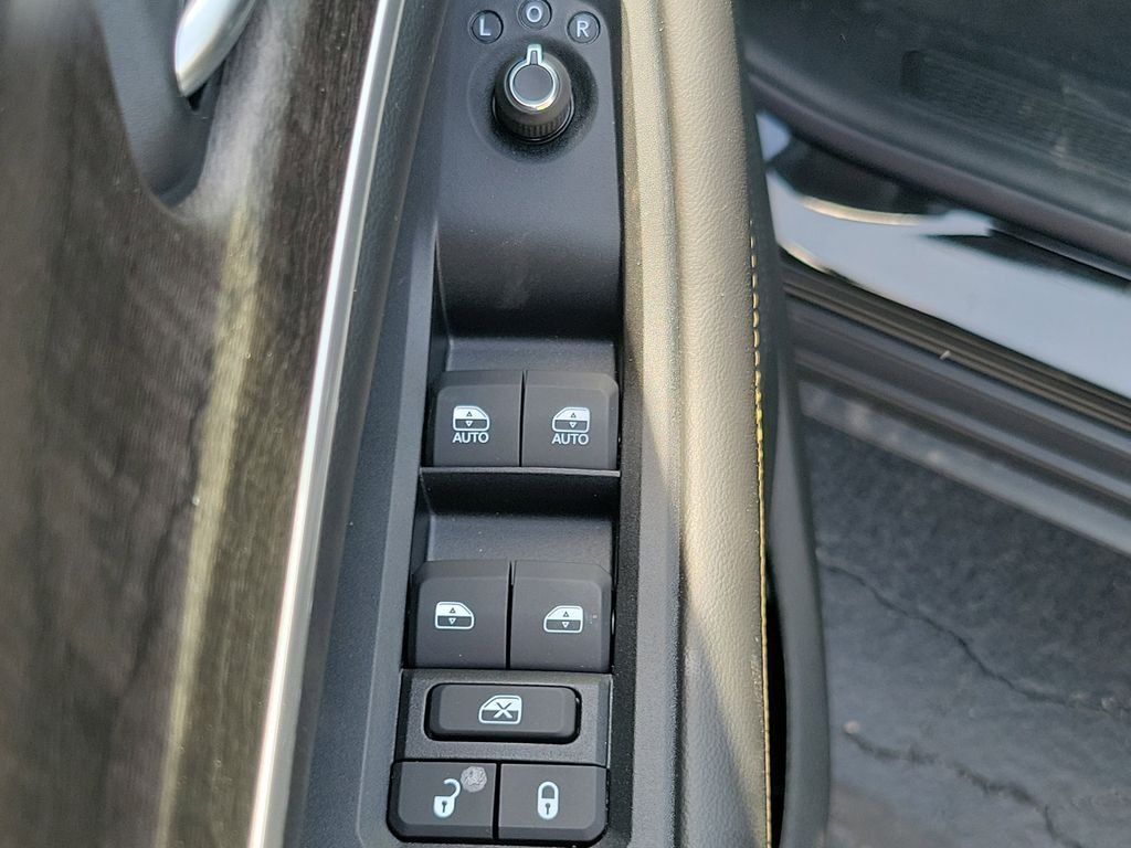 New 2026 Diamond Black Crystal Pearlcoat Jeep  image 23