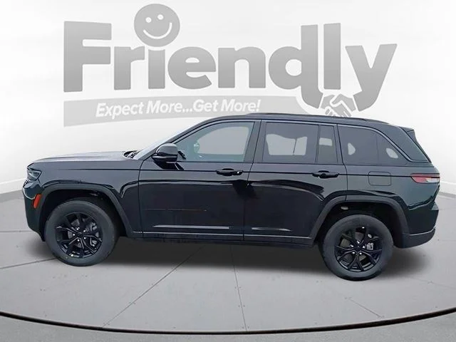 New 2026 Diamond Black Crystal Pearl-Coat Exterior Paint Jeep Altitude image 2