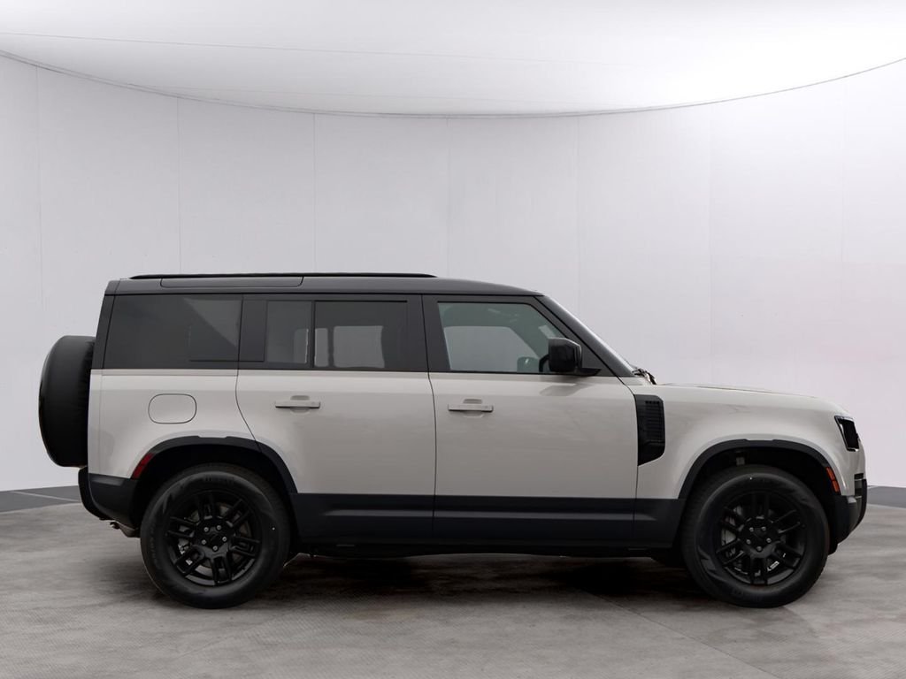 Used 2026 Borasco Gray Metallic Land Rover S image 4