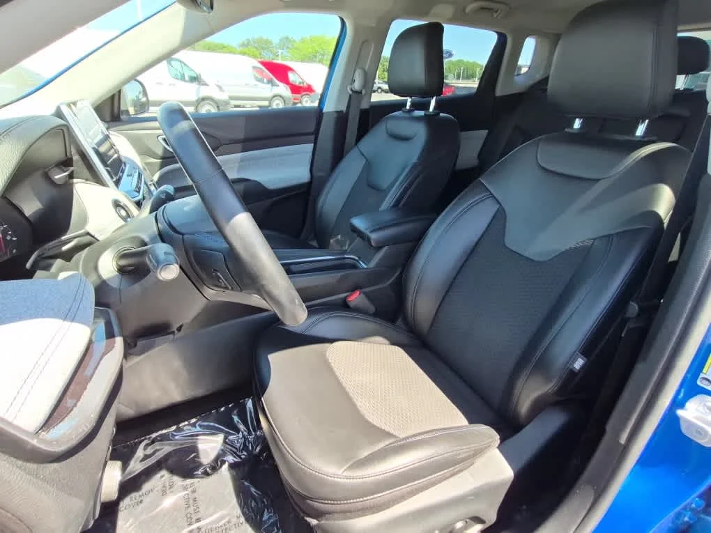 Used 2022 Laser Blue Pearlcoat Jeep Latitude image 11