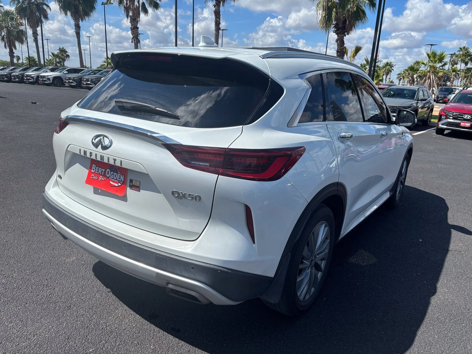 Used 2023 White INFINITI LUXE image 6