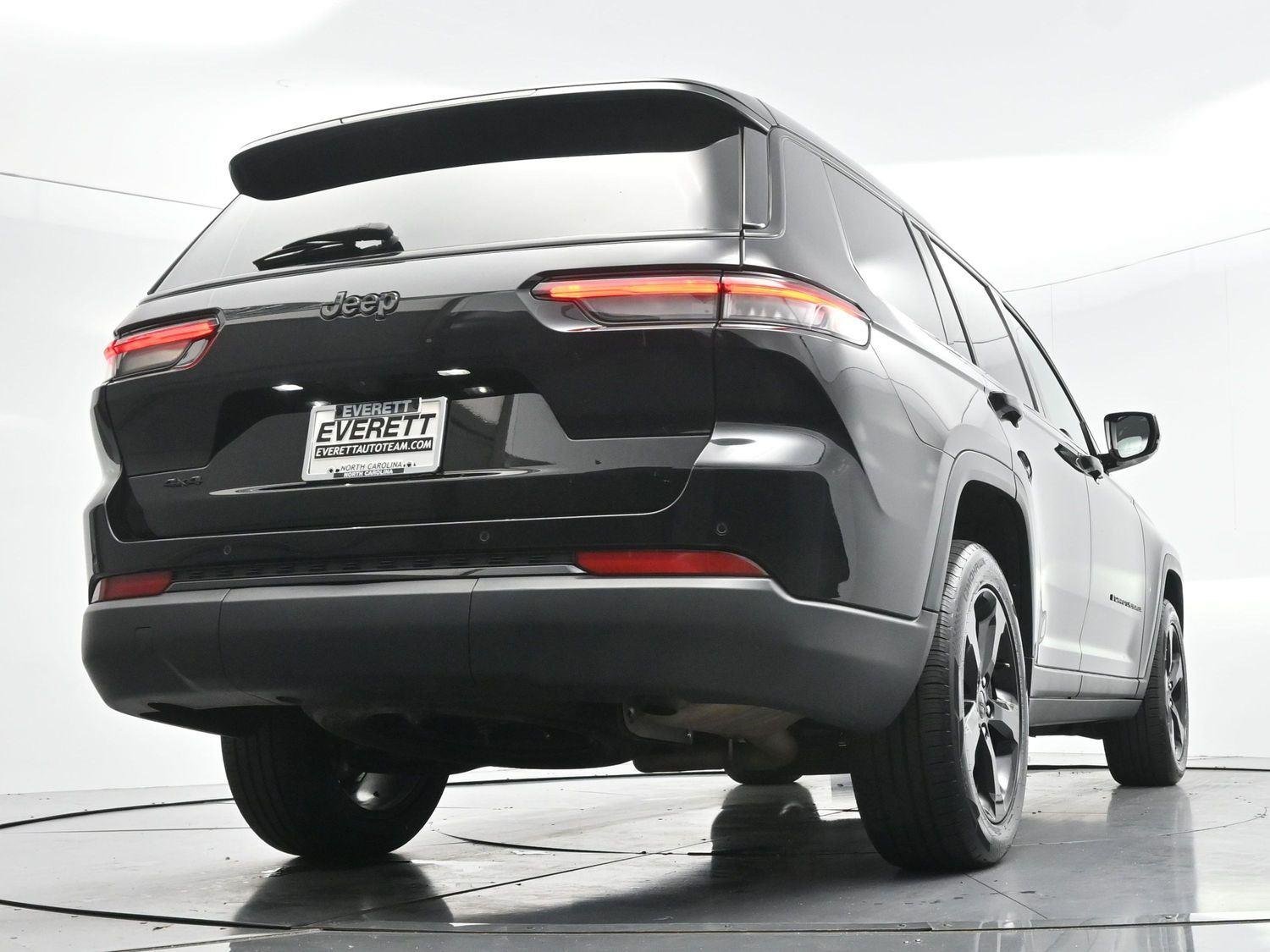 Used 2023 Diamond Black Crystal Pearlcoat Jeep Altitude image 45