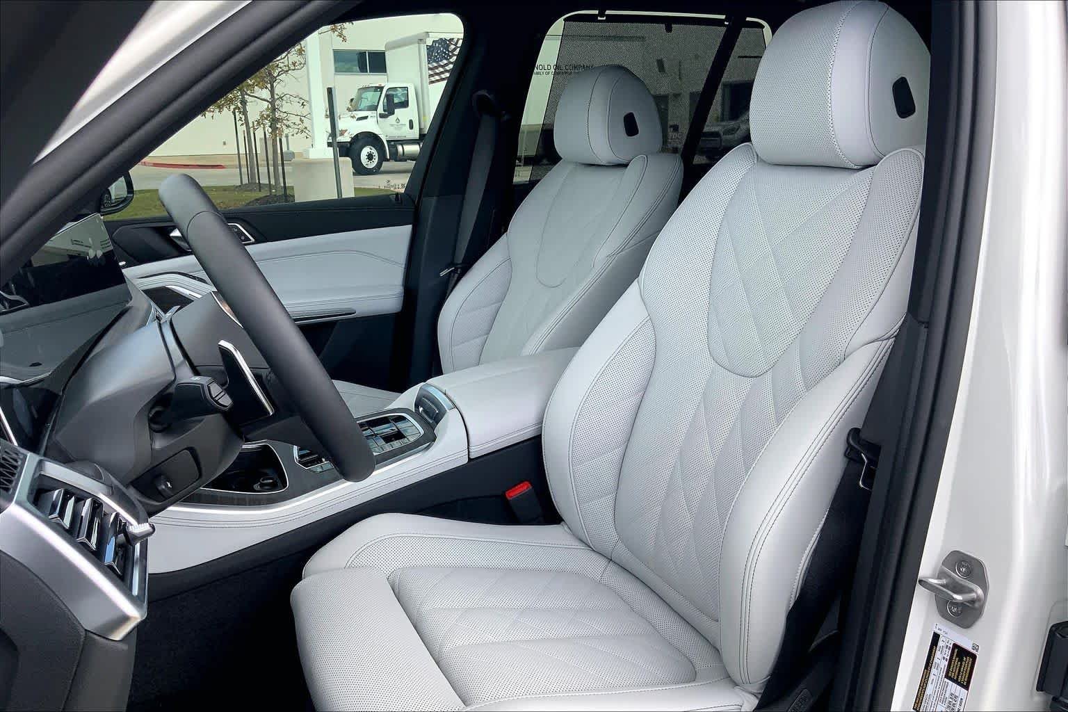 Used 2026 Mineral White Metallic BMW xDrive40i image 9