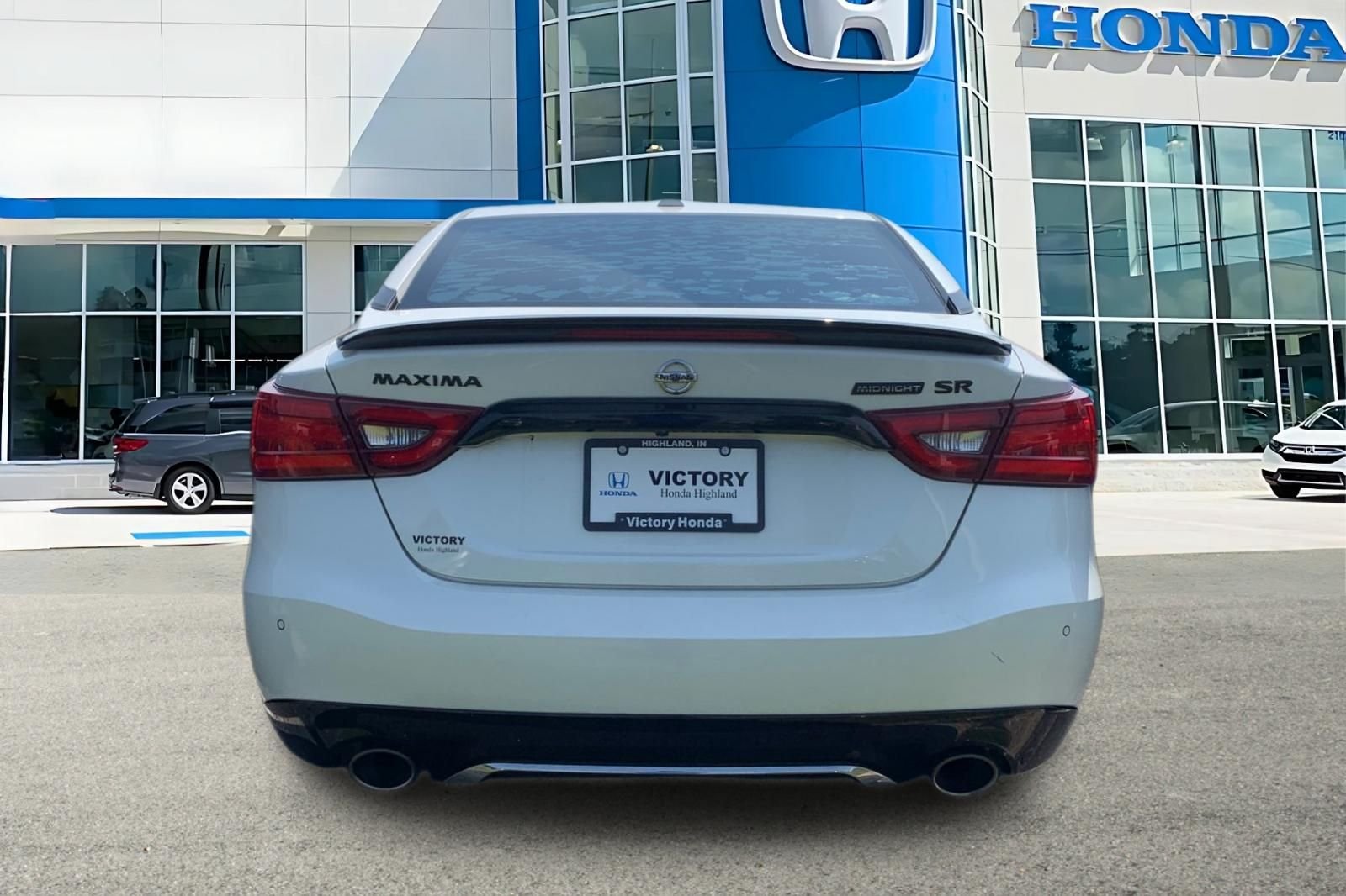 Used 2018 White Nissan SR image 3
