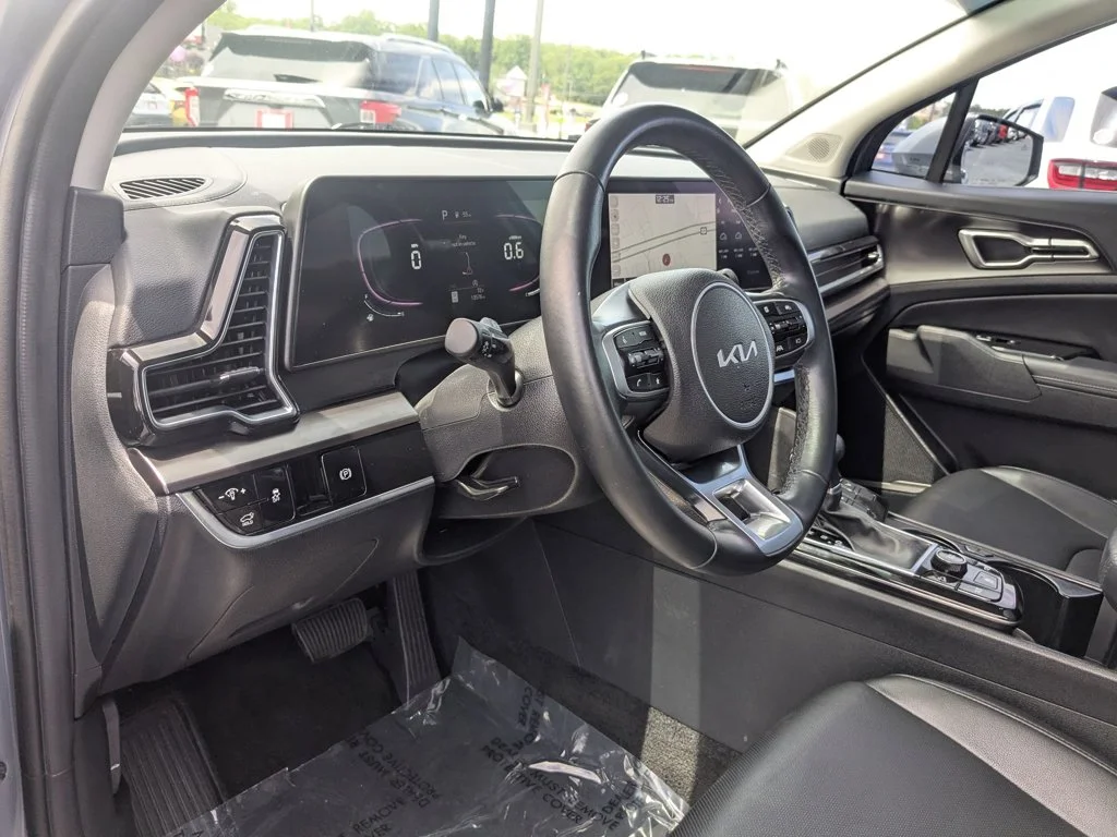 Used 2025 Everlasting Silver Kia EX image 13