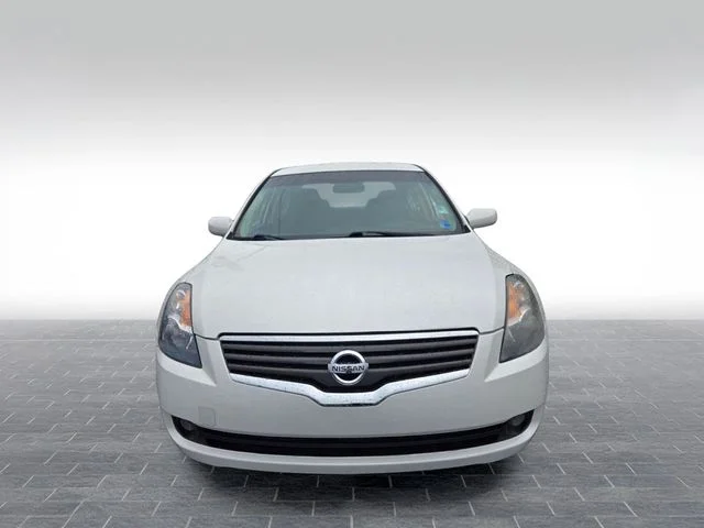 Used 2009 White Nissan 2.5 S image 2