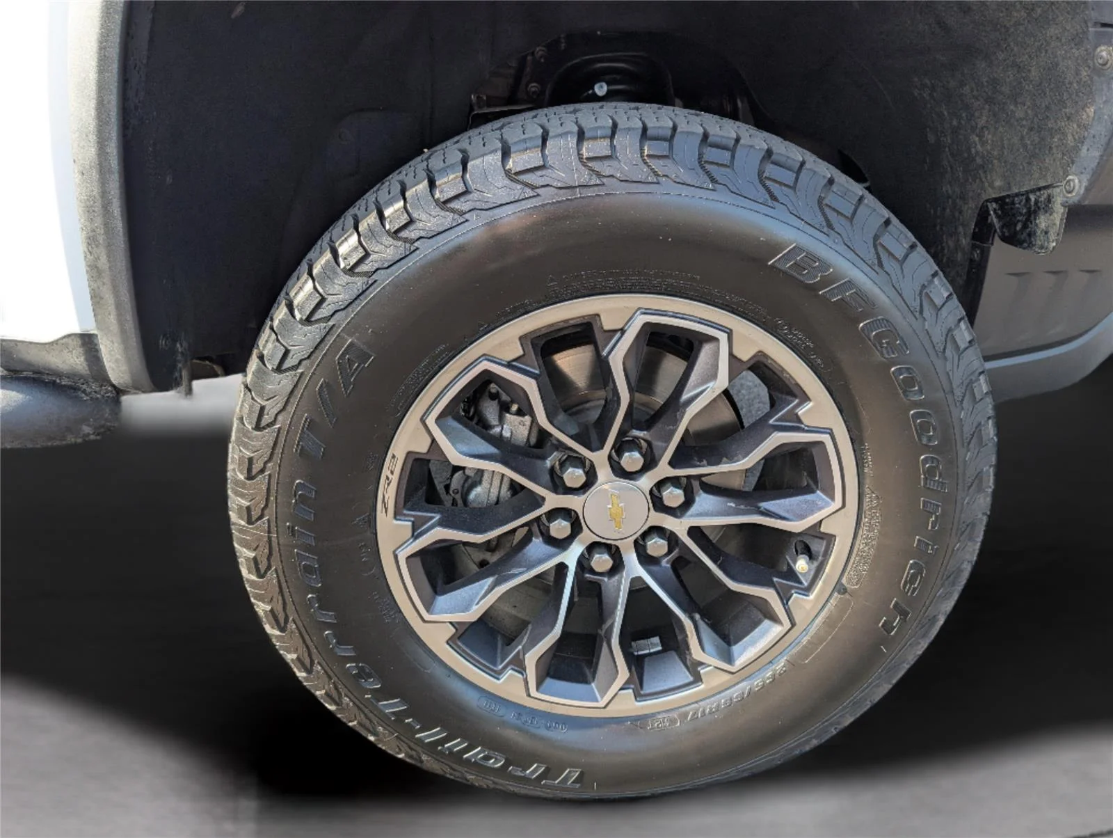 Used 2018 SUMMIT WHITE Chevrolet 4WD ZR2 image 39