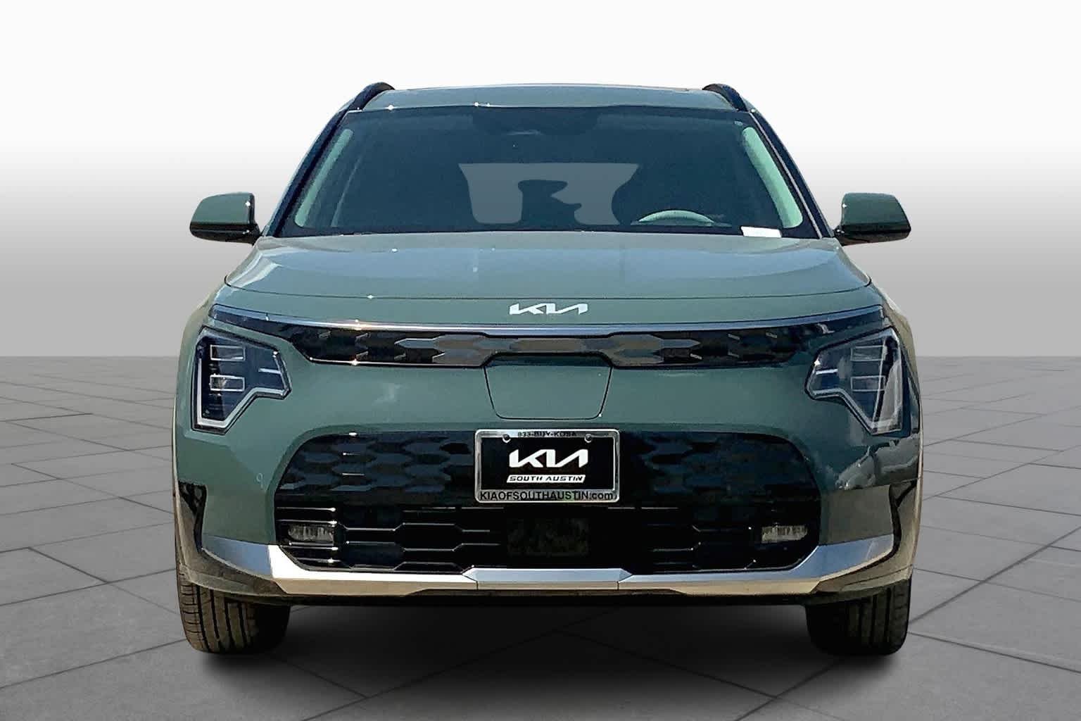 Used 2024 Cityscape Green Kia Wave image 3