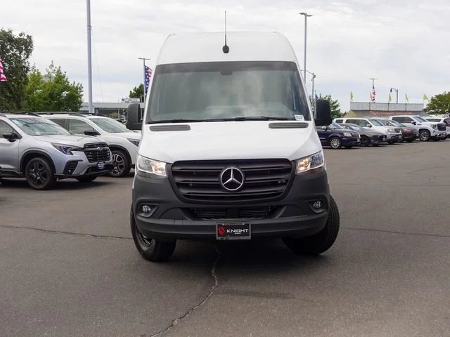 Used 2023  Mercedes-Benz Cargo 170 WB image 2