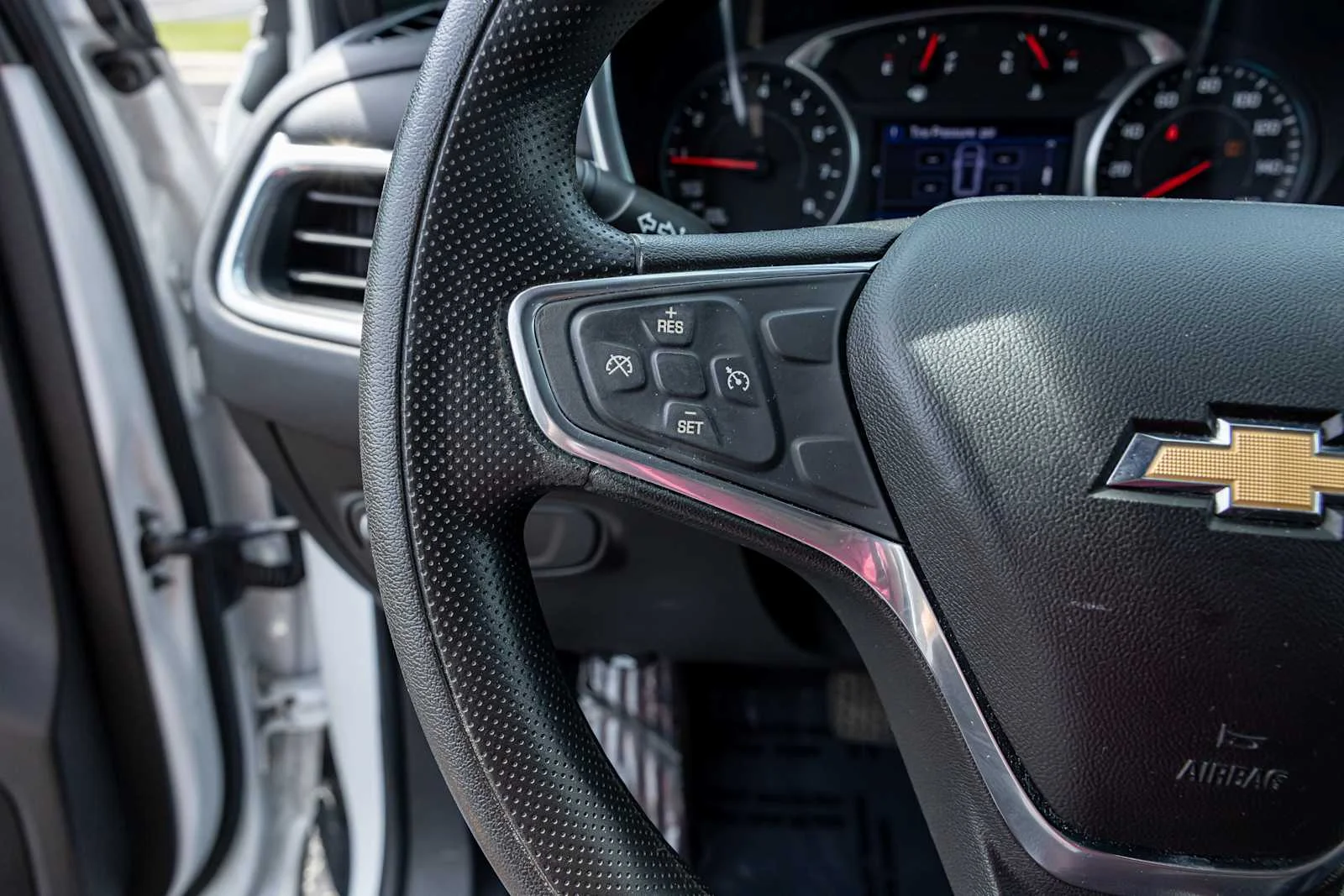 Used 2019 SUMMIT WHITE Chevrolet LT image 15