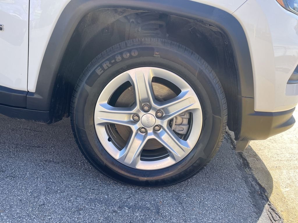 Used 2024 White Jeep Latitude image 11