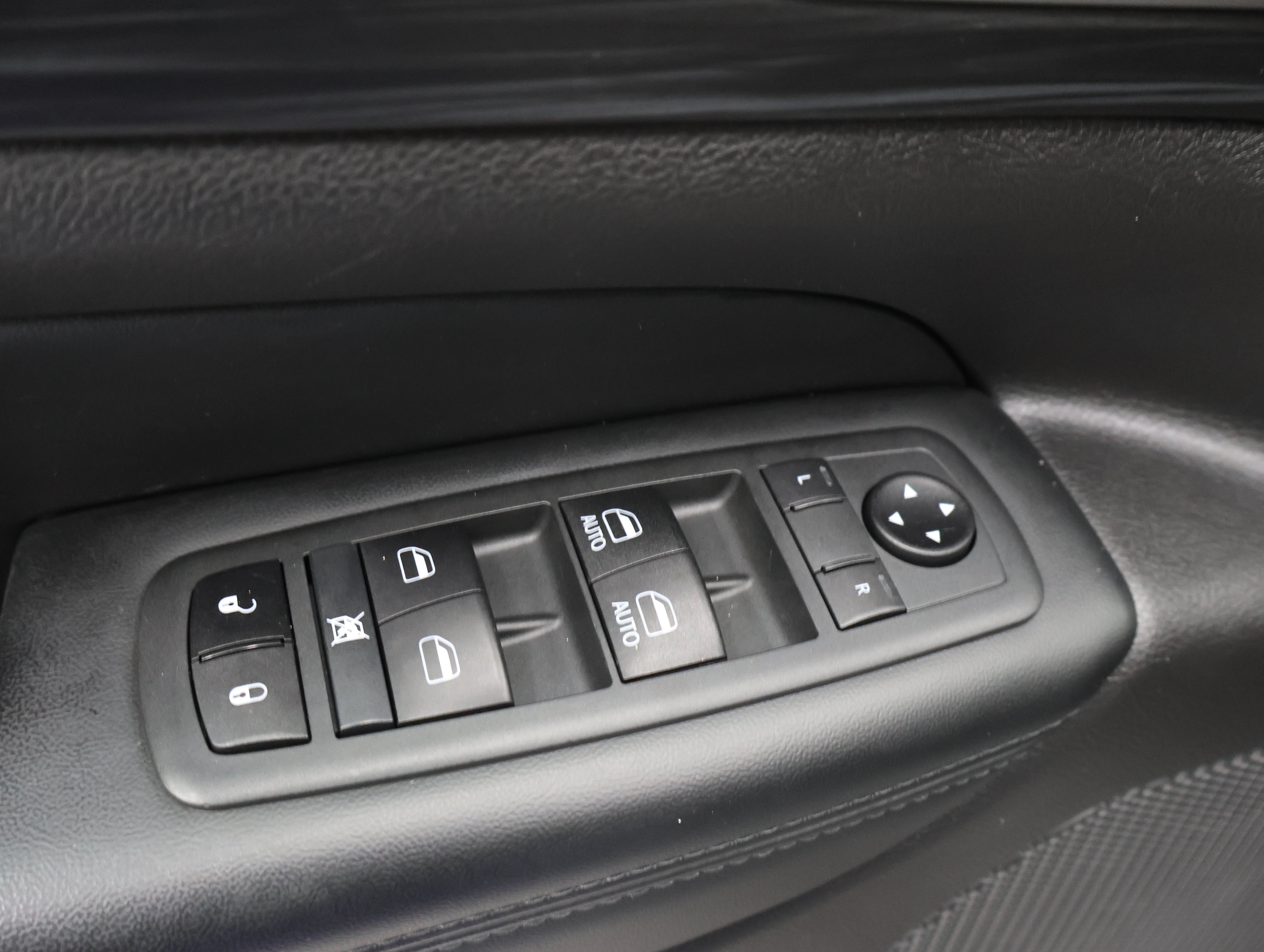 Used 2020 Sting-Gray Clearcoat Jeep 4x4 Altitude: ALTITUDE-4WD-NAV-MOON-HEATED SEATS-BACKUP CAM-1 OWNER image 41