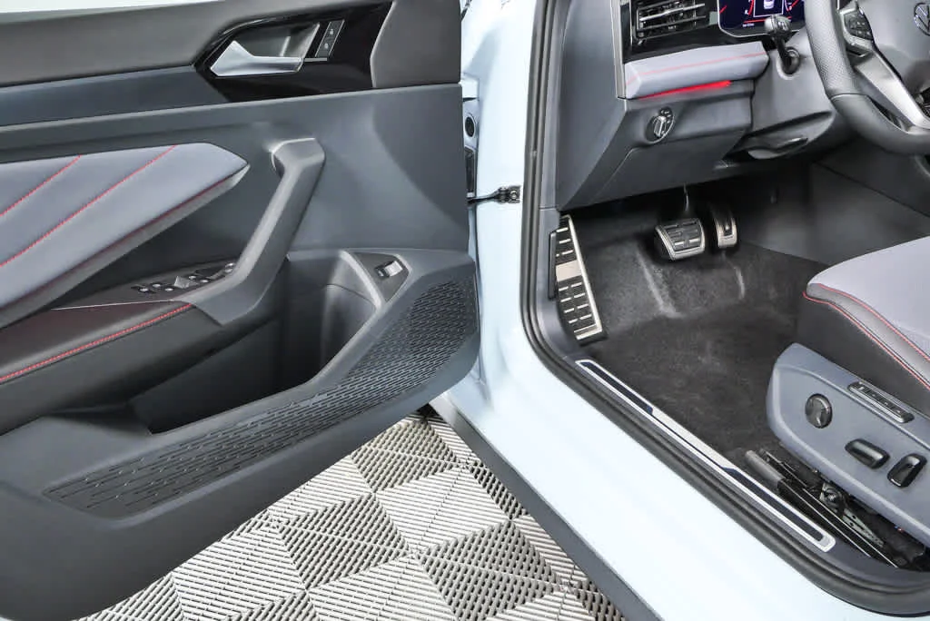 New 2026 Monument Gray w/Deep Black Roof Volkswagen Autobahn image 7