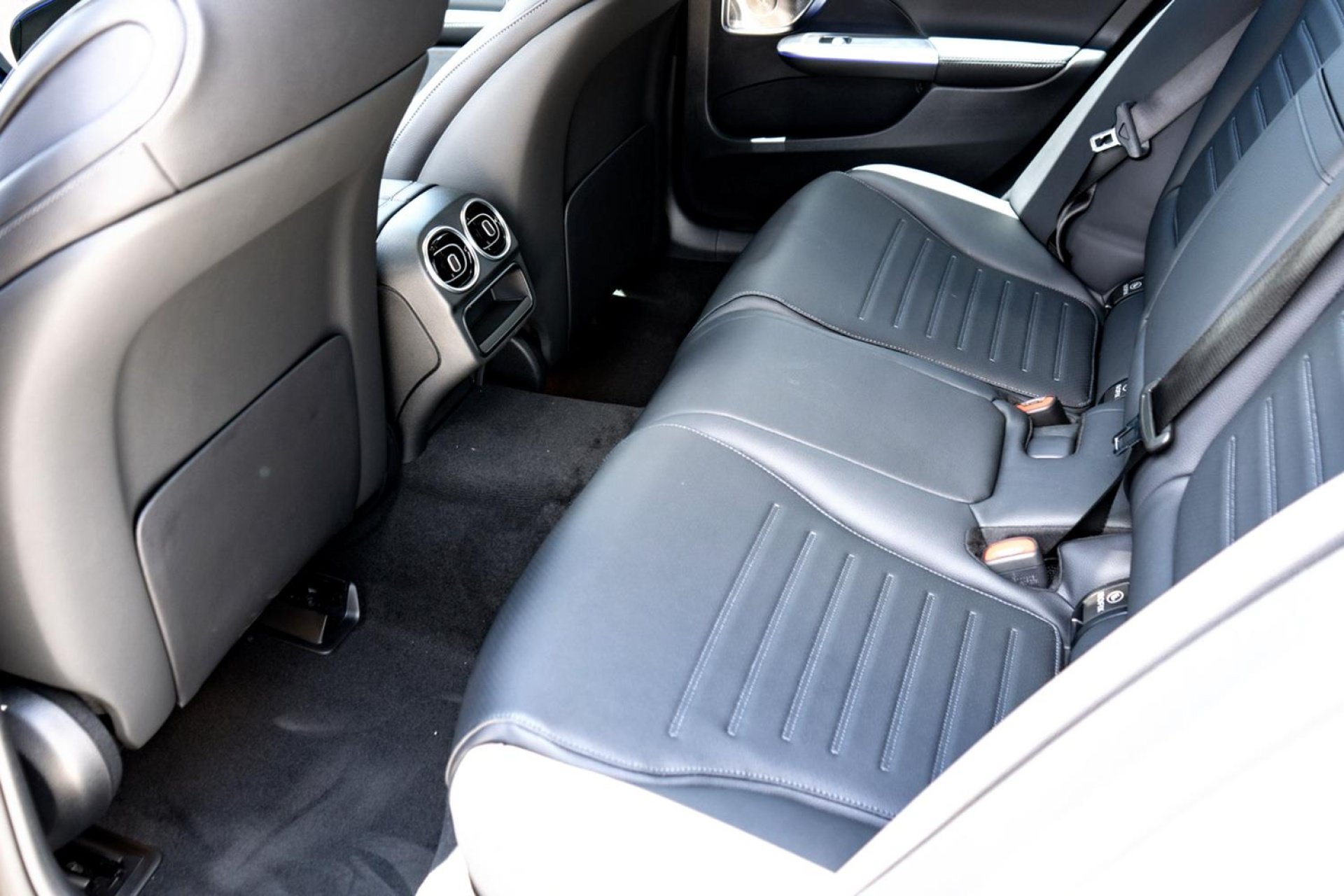 2025 Mercedes-Benz C-Class Sedan C 300 - Photo 26