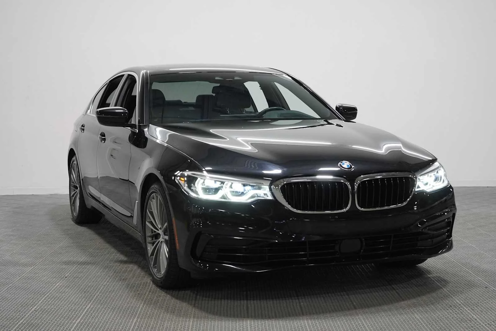 Used 2019 Black Sapphire Metallic BMW 540i xDrive image 3