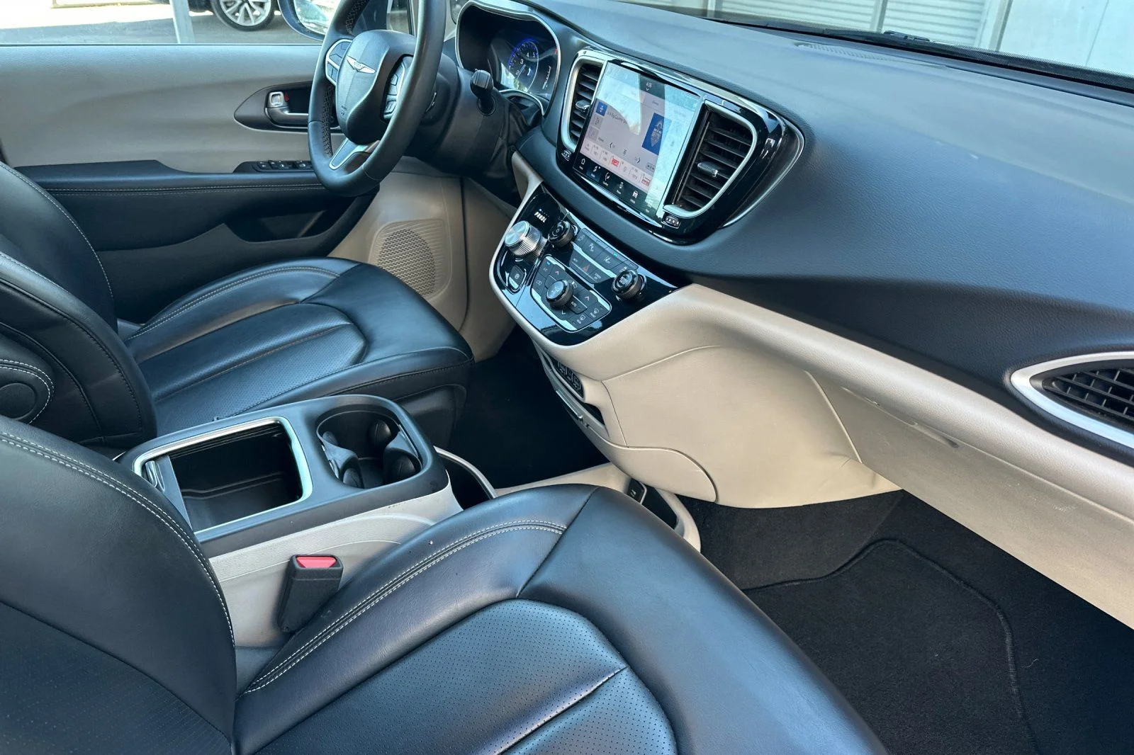 Used 2023 Silver Chrysler Touring L image 17