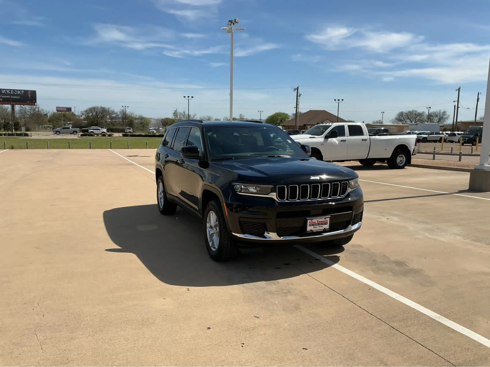 New 2026 Diamond Black Crystal Pearl-Coat Exterior Paint Jeep Laredo X image 4