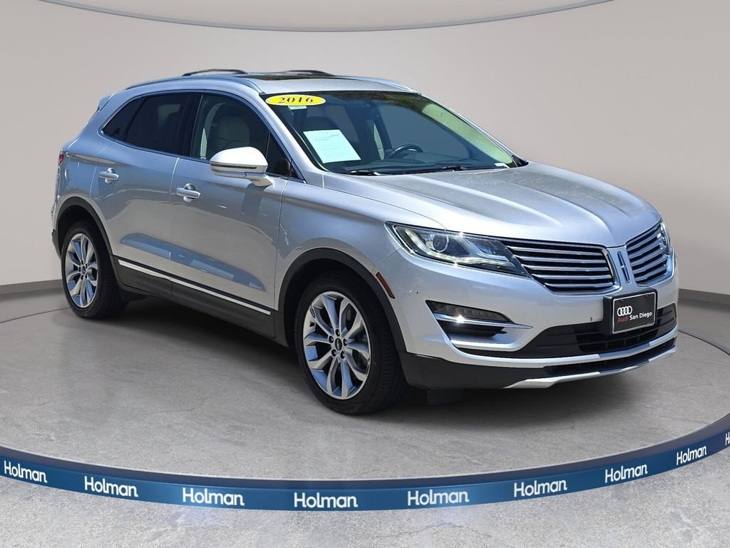Used 2016 Silver Lincoln Select image 4