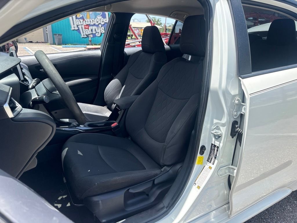 Used 2020 White Toyota LE image 9