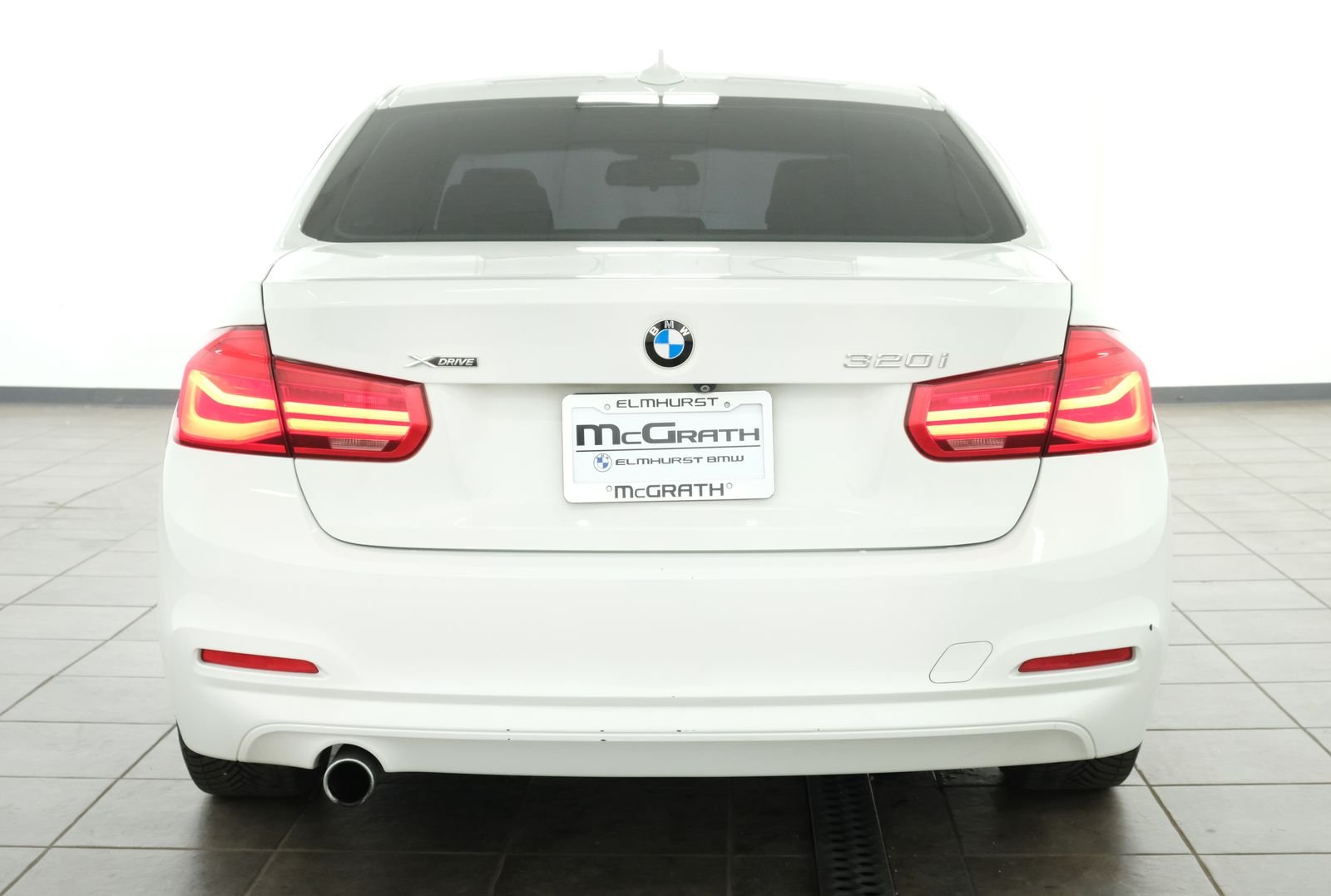 Used 2018 Alpine White BMW 320i xDrive image 4
