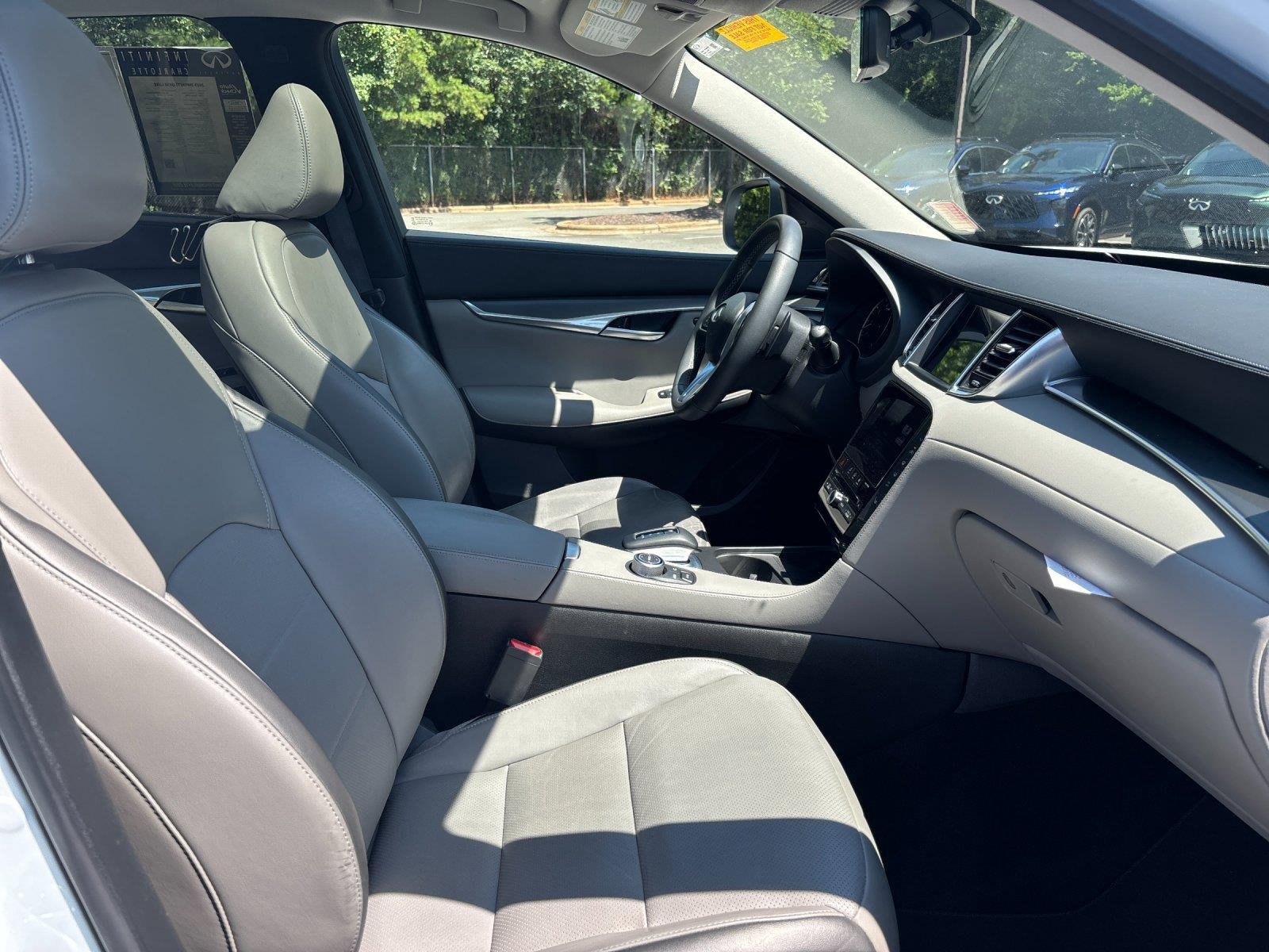 Used 2025 Radiant White INFINITI LUXE image 39