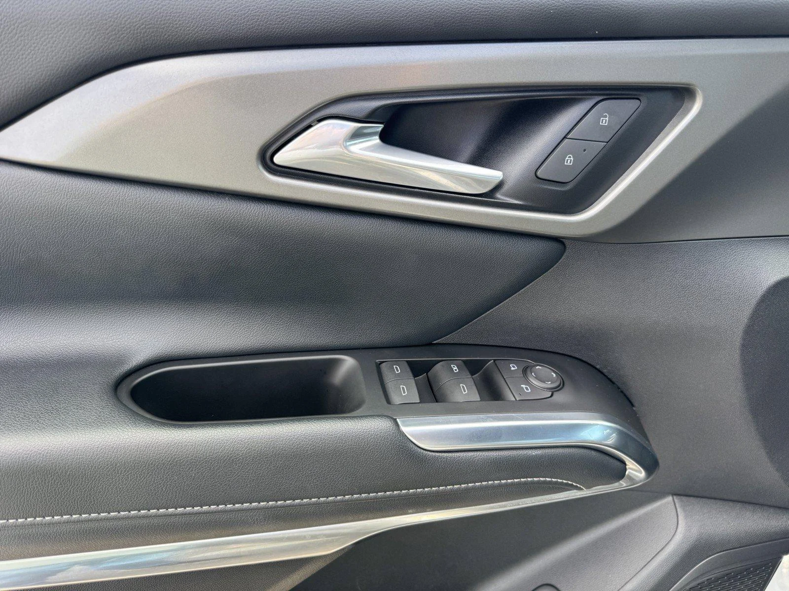 Used 2025 Sterling Gray Metallic Chevrolet LT image 17