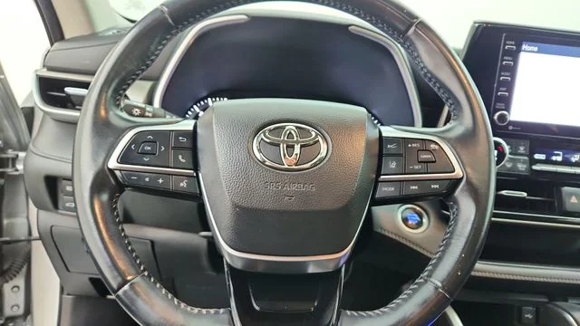 Used 2021 Silver Toyota XLE image 22