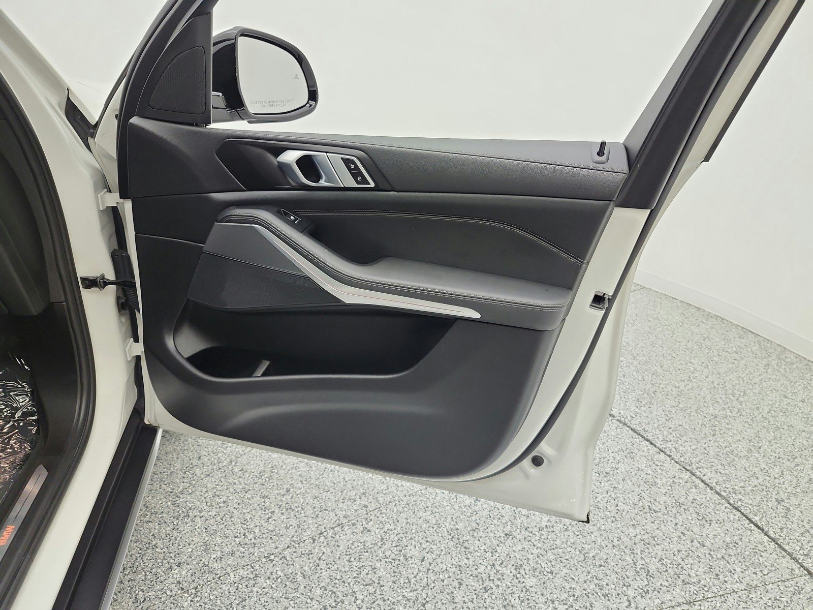 Used 2023 Alpine White BMW sDrive40i Sports Activity Vehicle image 21
